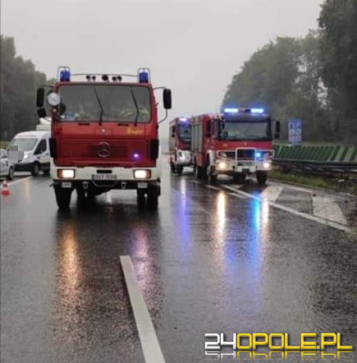 Osobówka uderzyła w bariery energochłonne na A4