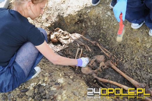 Trwa ekshumacja więziennego cmentarza w Strzelcach Opolskich