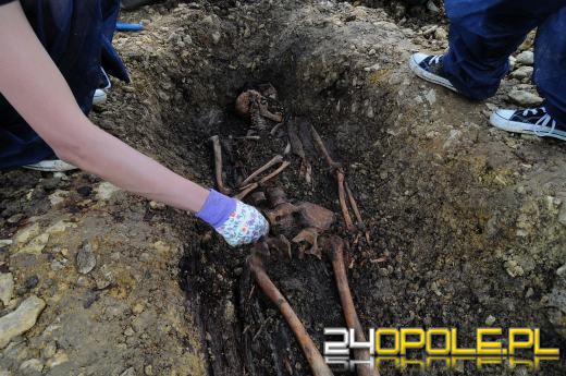 Trwa ekshumacja więziennego cmentarza w Strzelcach Opolskich