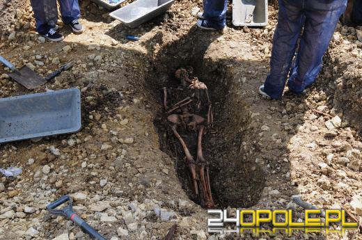 Trwa ekshumacja więziennego cmentarza w Strzelcach Opolskich