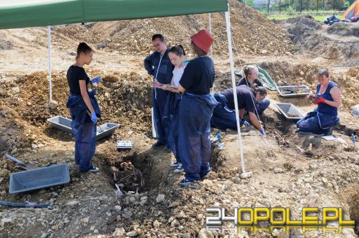 Trwa ekshumacja więziennego cmentarza w Strzelcach Opolskich