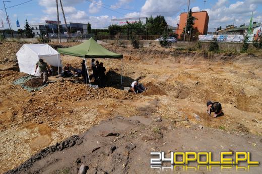 Trwa ekshumacja więziennego cmentarza w Strzelcach Opolskich