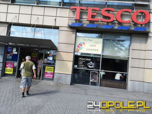 W Tesco w Galerii Opolanin trwa wyprzedaż. Sprzedawane są również kasy czy zamrażarki sklepowe