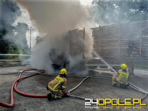 Pożar naczepy z drewnem w powiecie oleskim