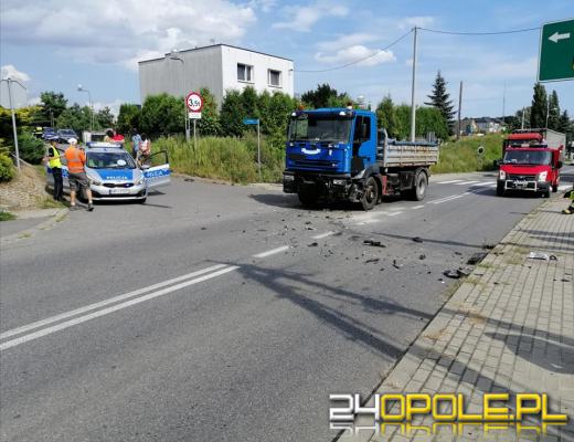 Dwie osoby trafiły do szpitala po czołowym zderzeniu osobówki z samochodem ciężarowym