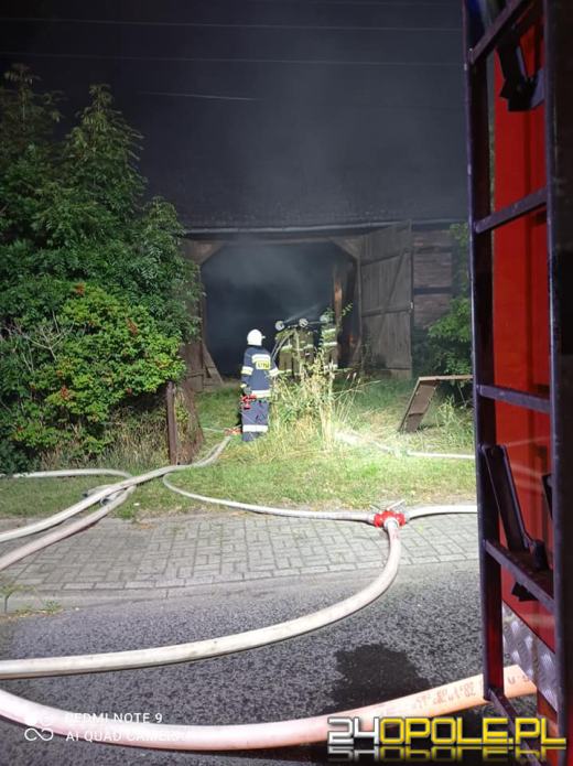 Pożar stodoły w Stobrawie gasiło 6 zastępów straży pożarnej