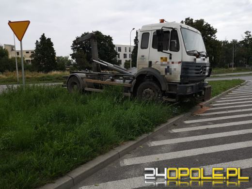 Kierowca wjechał wprost pod ciężarówkę na odpady