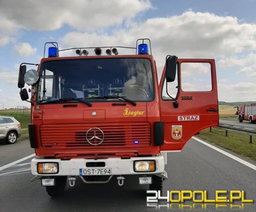 Samochód osobowy wjechał w naczepę samochodu ciężarowego na autostradzie A4