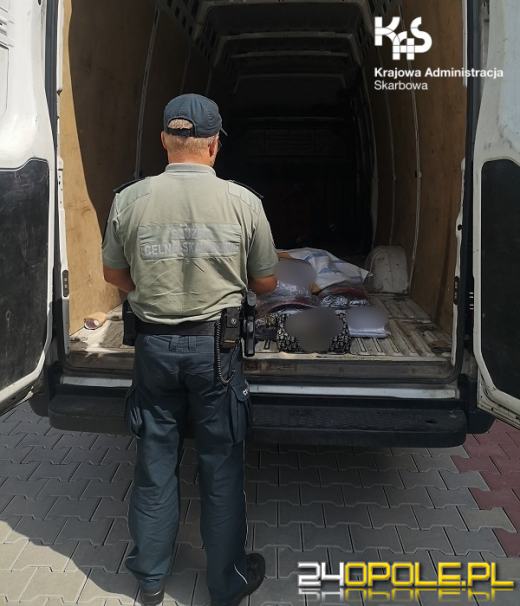 Podrobiona odzież w samochodzie dostawczym. Przewoźnik wpadł przy kontroli KAS