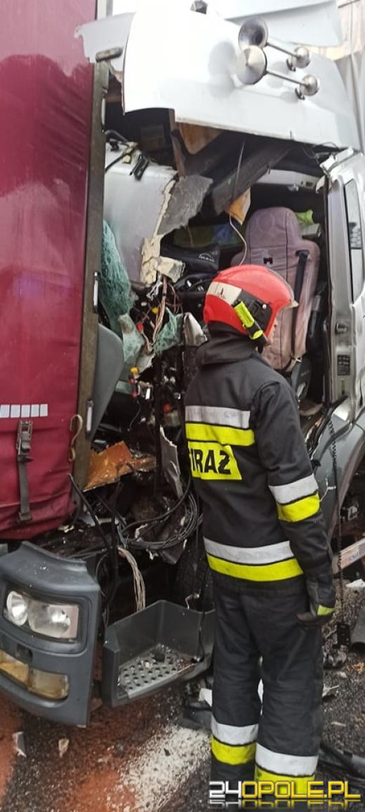 Zderzenie dwóch ciężarówek na A4. Jeden z kierowców trafił do szpitala