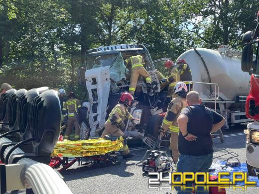 Zderzenie dwóch ciężarówek w Dąbrowie. Droga zablokowana w obu kierunkach