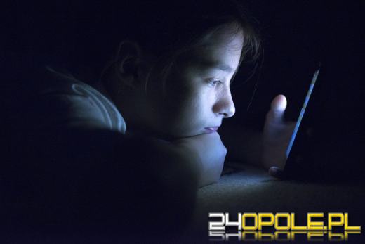 Popularna platforma proponuje nieletnim filmy o seksie i narkotykach