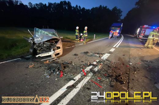 Czołowe zderzenie aut na DK45 w Jasieniu. Dwie osoby trafiły do szpitala