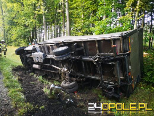 Wypadek na DK 11. Kierowca samochodu dostawczego trafił do szpitala