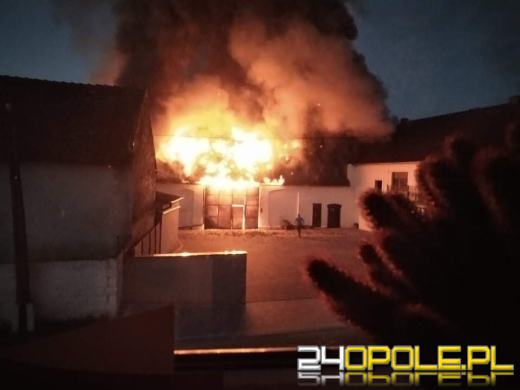 Pożar chlewni i stodoły w powiecie prudnickim. W akcji kilkanaście zastępów straży