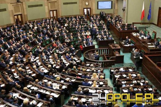 Stan wyjątkowy przedłużony. Awantura w sejmie i odejście posłanki od Gowina