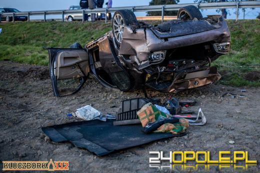 Dwie osoby trafiły do szpitala po dachowaniu pojazdu na trasie Byczyna-Kluczbork