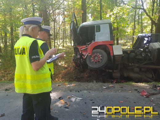Tragiczny wypadek w Kotlarni. Nie żyje kierowca osobowej skody