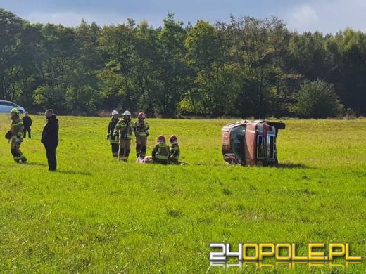 Wypadek w powiecie oleskim. Auto dachowało poza drogą