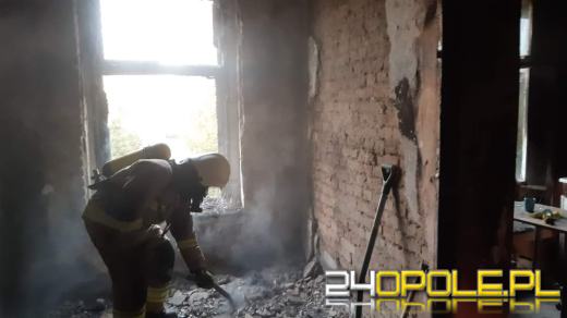 Ogień zbudził mieszkańców prudnickiej kamienicy. W akcji 9 zastępów straży