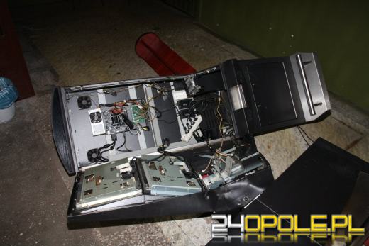 Trzy automaty do gier zniszczone, jeden skradziony - 32 i 33-latek zatrzymani