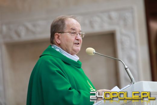 Czarne chmury nad ojcem Rydzykiem. Ale jego fundacja zarabia miliony