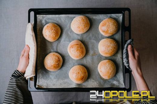 Chrupiące i pachnące. Domowe bułki idealne na śniadanie