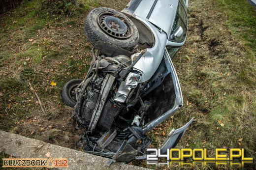 Kierowca osobówki wjechał do rowu. Niebezpiecznie na DK45