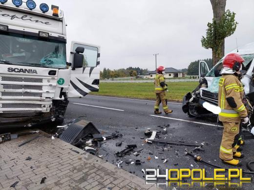 Zderzenie busa z ciężarówką w powiecie oleskim. Nie żyje 62-letni kierowca