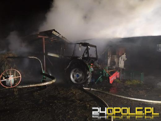 Spłonęły dwie osobówki, ciągnik i maszyny. Trwa dogaszanie pogorzeliska w Grzędzinie