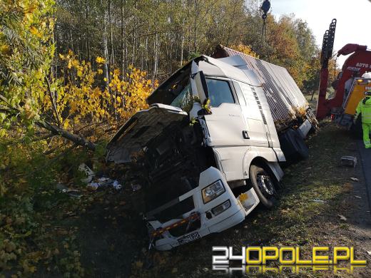Niebezpiecznie na drogach. Ciężarówka wpadła do rowu w Chrząstowicach