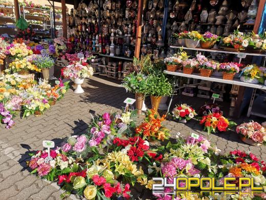 Trwają przygotowania do Wszystkich Świętych. Drogie znicze, kwiaty i seria kradzieży