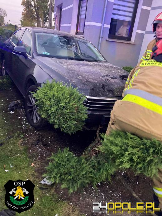 Samochód osobowy wypadł z jezdni i uderzył w dom
