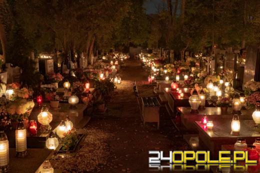 Ustawianie zapalonych zniczy na grobach zmarłych. Czy wiesz co symbolizuje?