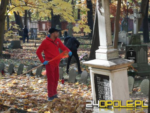 Nie zapominają o zapomnianych. Wspólne sprzątanie cmentarza to już tradycja