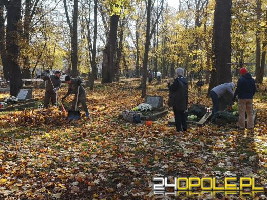 Nie zapominają o zapomnianych. Wspólne sprzątanie cmentarza to już tradycja
