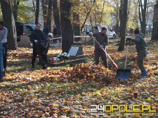 Nie zapominają o zapomnianych. Wspólne sprzątanie cmentarza to już tradycja