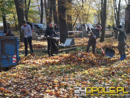 Nie zapominają o zapomnianych. Wspólne sprzątanie cmentarza to już tradycja