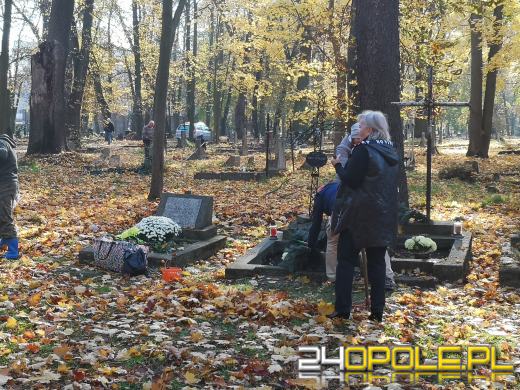 Nie zapominają o zapomnianych. Wspólne sprzątanie cmentarza to już tradycja