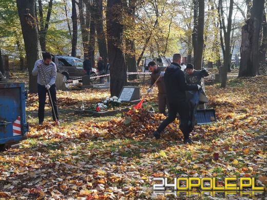 Nie zapominają o zapomnianych. Wspólne sprzątanie cmentarza to już tradycja