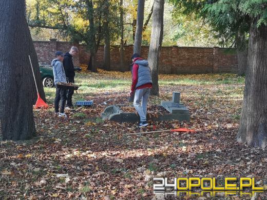 Nie zapominają o zapomnianych. Wspólne sprzątanie cmentarza to już tradycja