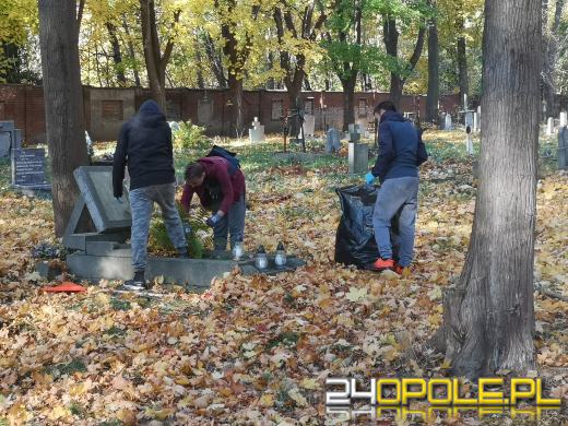 Nie zapominają o zapomnianych. Wspólne sprzątanie cmentarza to już tradycja