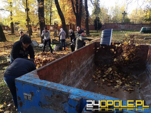 Nie zapominają o zapomnianych. Wspólne sprzątanie cmentarza to już tradycja