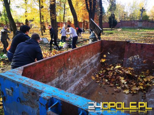 Nie zapominają o zapomnianych. Wspólne sprzątanie cmentarza to już tradycja