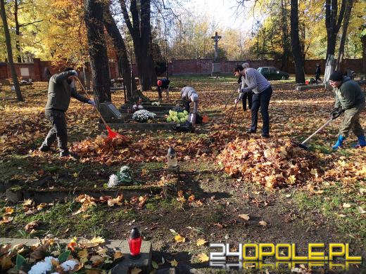 Nie zapominają o zapomnianych. Wspólne sprzątanie cmentarza to już tradycja