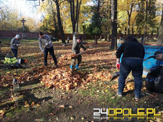 Nie zapominają o zapomnianych. Wspólne sprzątanie cmentarza to już tradycja
