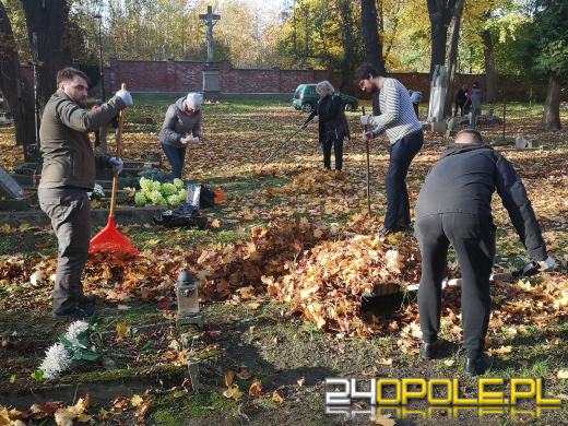 Nie zapominają o zapomnianych. Wspólne sprzątanie cmentarza to już tradycja