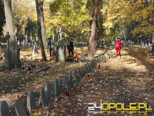 Nie zapominają o zapomnianych. Wspólne sprzątanie cmentarza to już tradycja