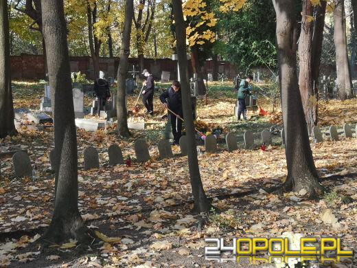 Nie zapominają o zapomnianych. Wspólne sprzątanie cmentarza to już tradycja