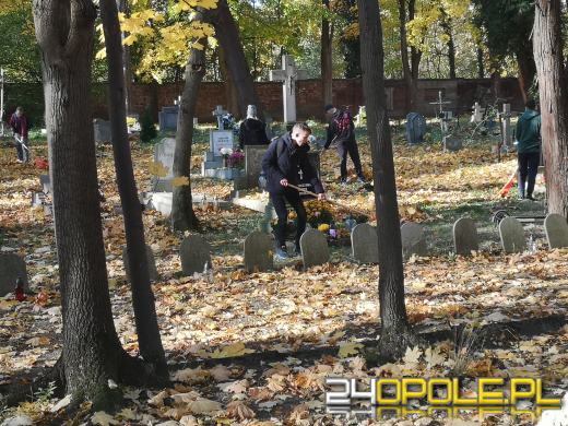 Nie zapominają o zapomnianych. Wspólne sprzątanie cmentarza to już tradycja